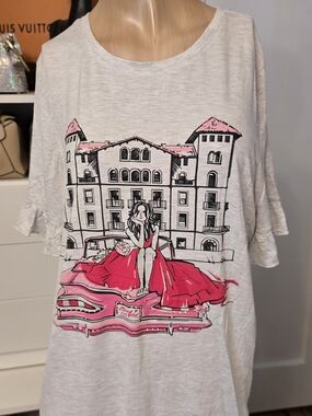 Women’s Short Sleeve Graphic Tee in Light Gray with Pink Print
